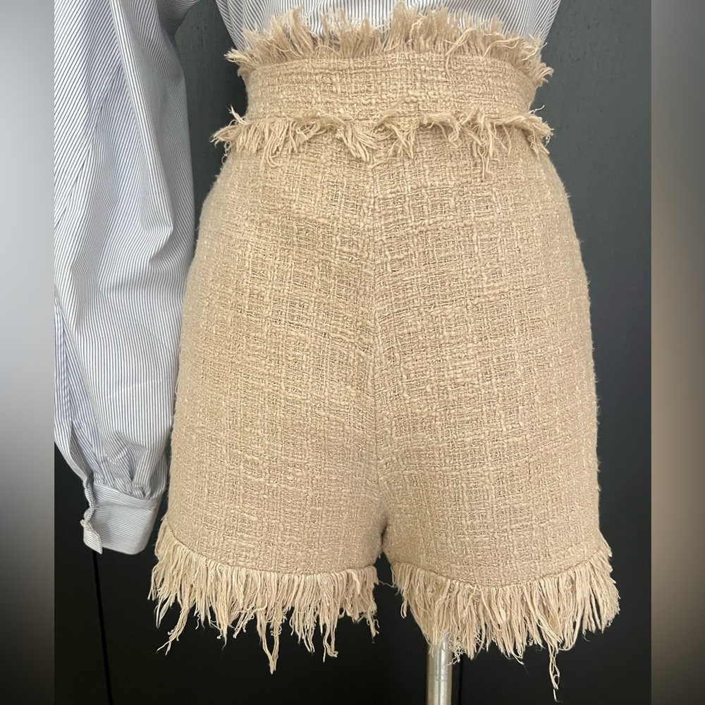 MSGM high rise tweed shorts color beige size 44
Zipper closure on the side